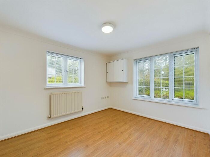 2 Bedroom Flat For Sale In Fernhill Place, Sherfield-On-Loddon, RG27