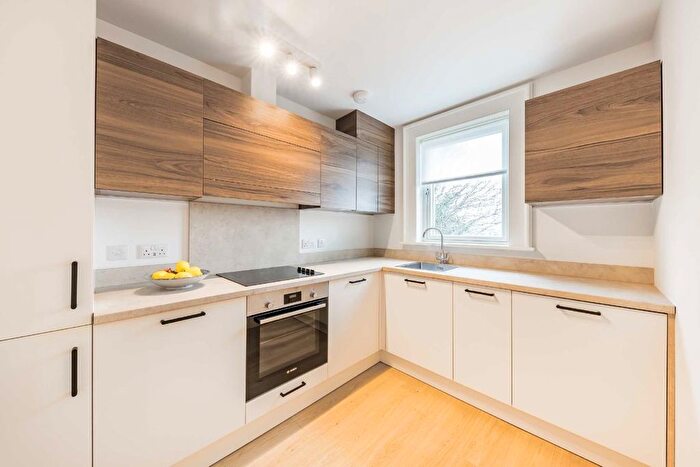 1 Bedroom Flat For Sale In Blenheim Road, Raynes Park, SW20