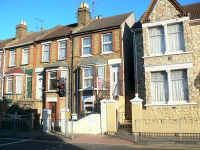 1 Bedroom Flat To Rent In Luton Road, Chatham, ME4