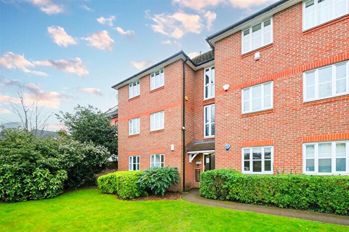 2 Bedroom Flat To Rent In St James Court, Aldersbrook, E12