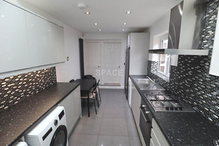 6 Bedroom Terraced House To Rent In Grange Avenue, Reading, Berkshire, RG6