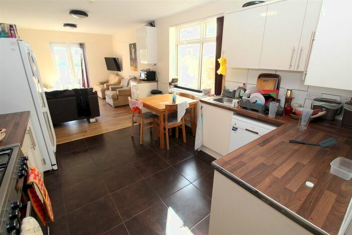 6 Bedroom Property To Rent In Monthermer Road, Cardiff, CF24