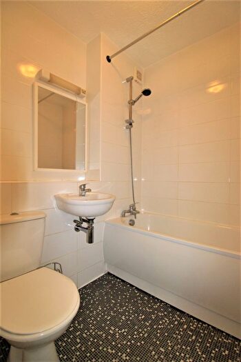 2 Bedroom Flat For Sale In Regents Close, Hayes, Middlesex, UB4