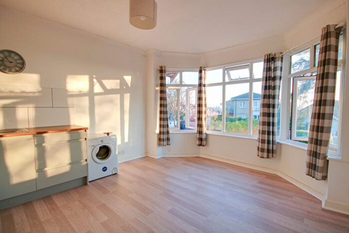 1 Bedroom Flat For Sale In Guide Price £, - £, Bitterne Park! No Chain! Low Charges! Modern Kitchen!, SO18