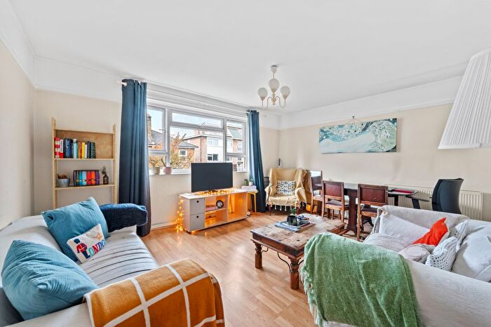 3 Bedroom Flat To Rent In Hartfield Road, Wimbledon, SW19