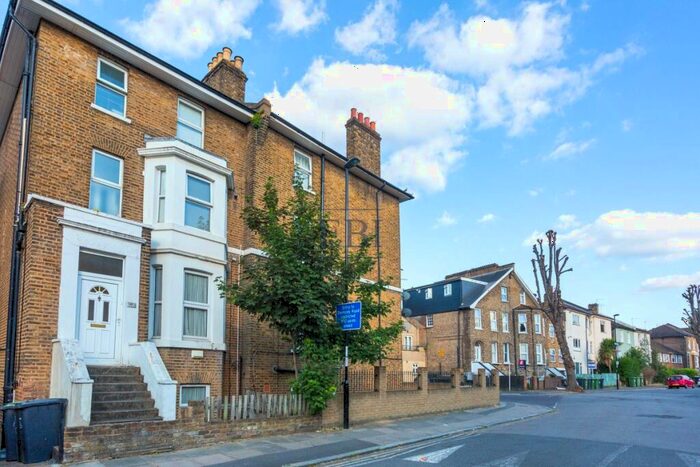 3 Bedroom Apartment To Rent In Gilmore Road, Lewisham, SE13