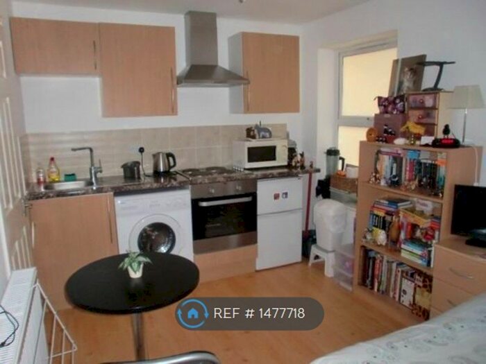 Studio To Rent In Hampton, London, TW12