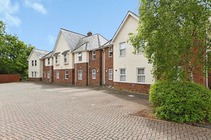 2 Bedroom Flat For Sale In Weir Gardens, Rayleigh, SS6