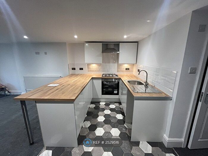 3 Bedroom Flat To Rent In Alexandra Road, Sale, M33