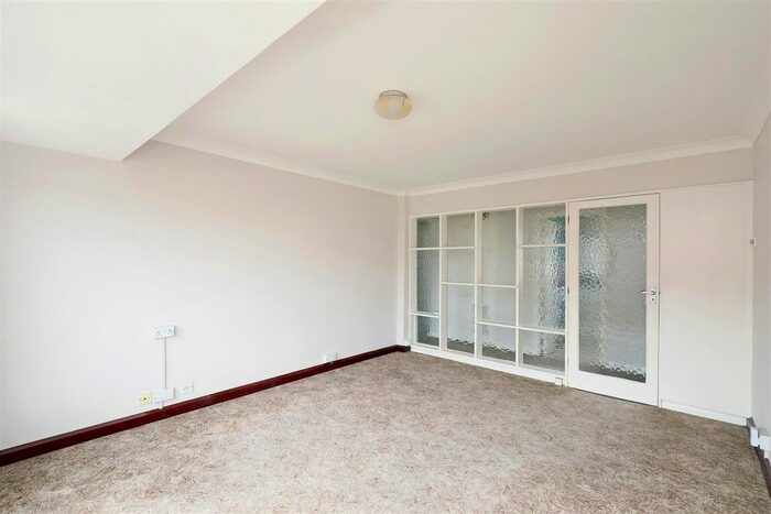 2 Bedroom Flat To Rent In Vandyke Close, London, SW15
