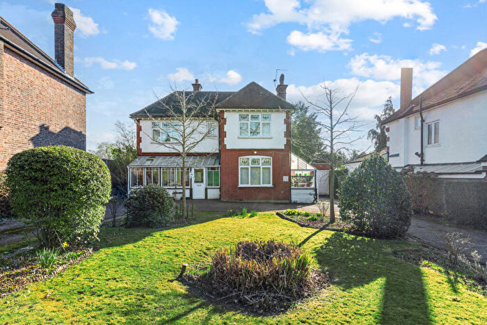 4 Bedroom Detached House For Sale In High Road, Harrow, HA3
