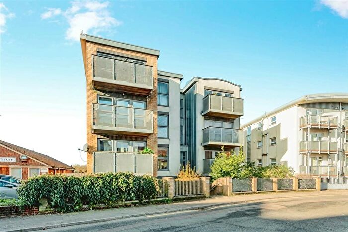 2 Bedroom Flat To Rent In Queens Road, East Grinstead, RH19