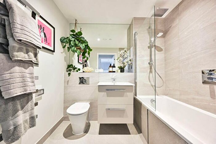 2 Bedroom Flat For Sale In Vision Point, Battersea, SW11