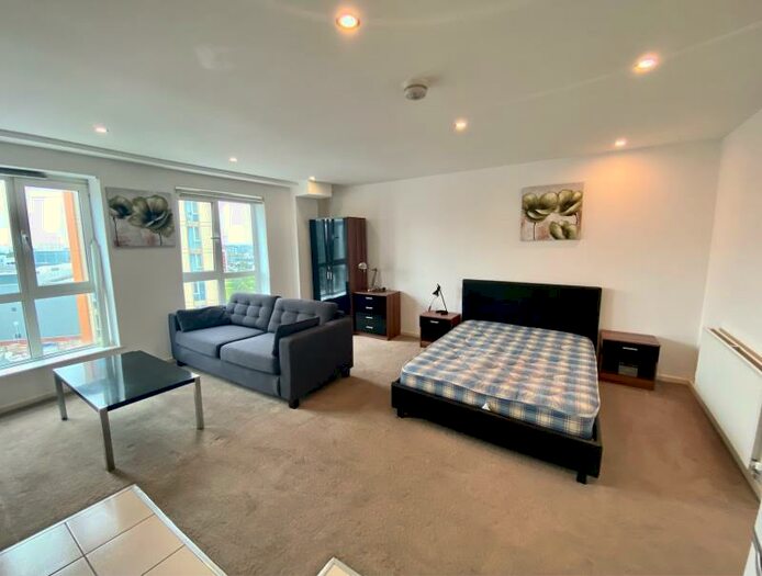 Apartment To Rent In Hive, Masshouse Plaza, Birmingham, B5