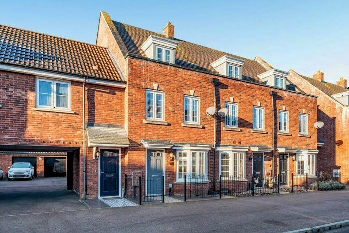 3 Bedroom Town House To Rent In Brooklands Avenue, MK42