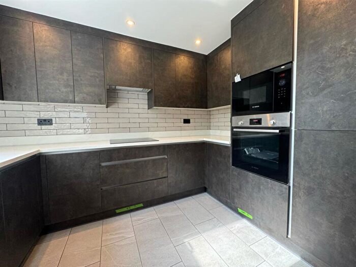 3 Bedroom Flat To Rent In Meyrick Road, London, SW11