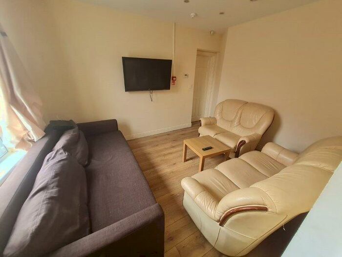 5 Bedroom Semi-Detached House To Rent In Albion Road, Manchester, Greater Manchester, M14