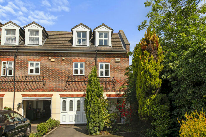 4 Bedroom Town House To Rent In Sandown Gate, Esher, KT10