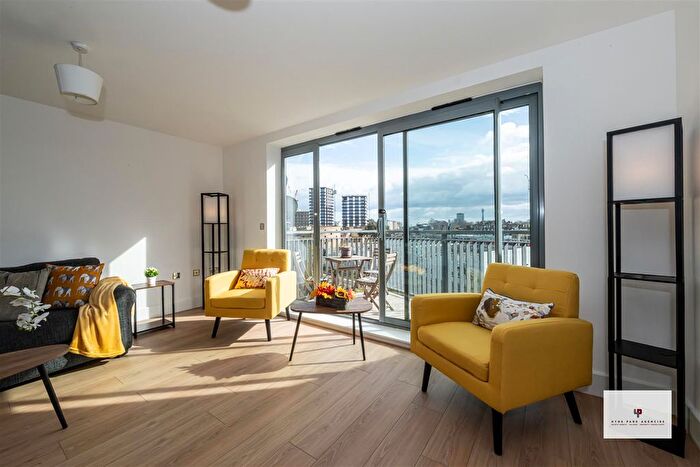 3 Bedroom Flat To Rent In Regents Park Road, London, NW1