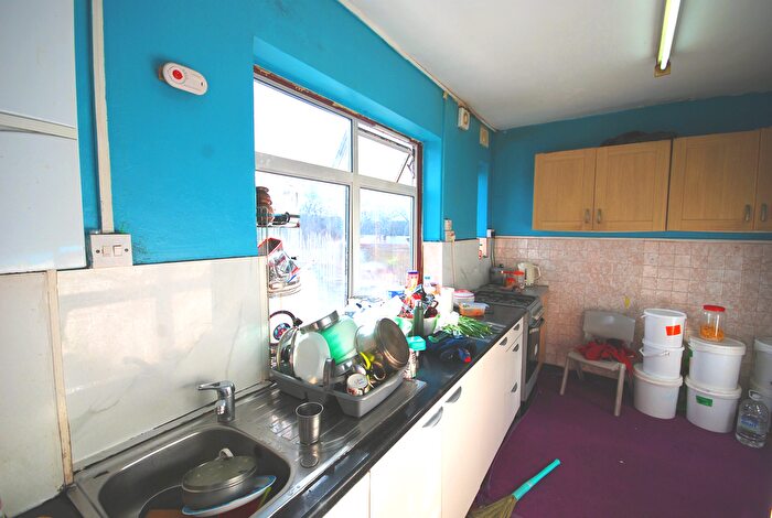 3 Bedroom Flat To Rent In Carlyon Road, Wembley, HA0