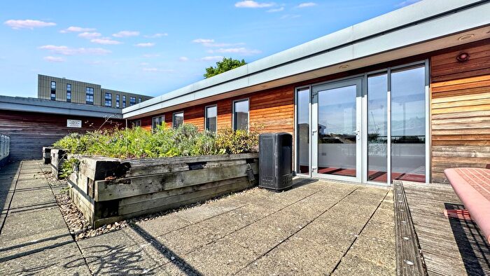 2 Bedroom Flat To Rent In Flat Crown And Anchor House, Sweetman Place, Bristol, Hy, Gb, BS2