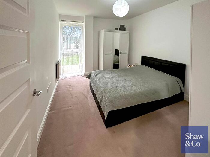 1 Bedroom Flat For Sale In Mayfair Court, Hunting Place, Heston, TW5