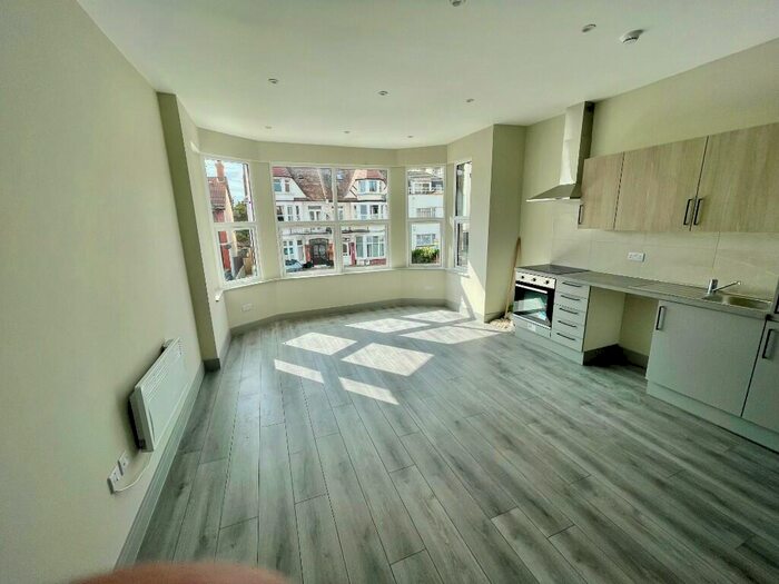 3 Bedroom Flat To Rent In Cobham Road, Westcliff-On-Sea, Essex, SS0