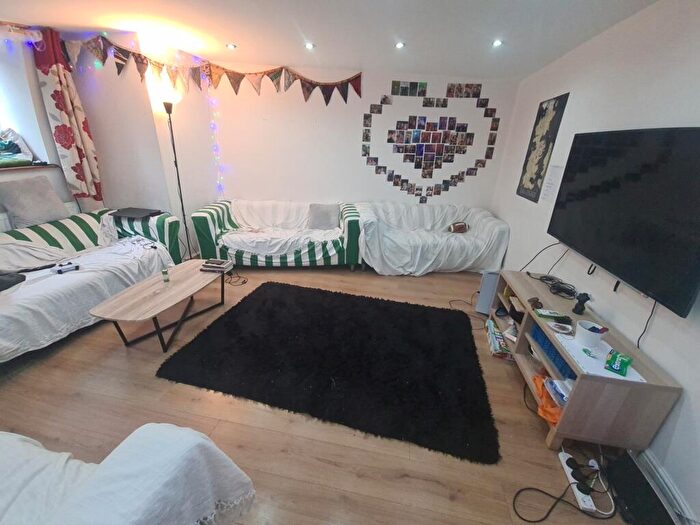 10 Bedroom House To Rent In Headingley Avenue, Leeds, LS6