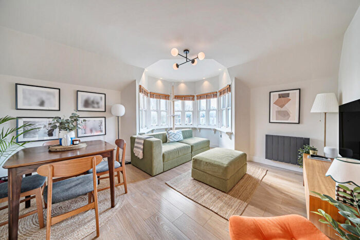 2 Bedroom Apartment For Sale In Bromley Road, London, SE6