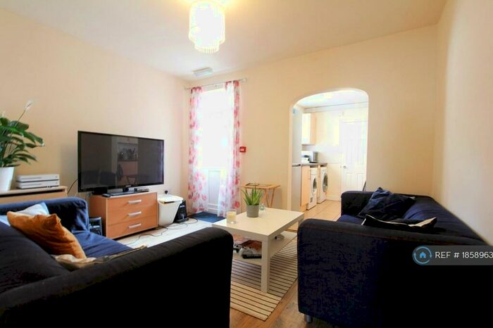 4 Bedroom Terraced House To Rent In Pitcroft Avenue, Reading, RG6