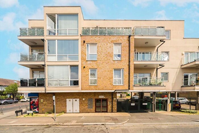 3 Bedroom Flat For Sale In Melrose Avenue, Mitcham, CR4