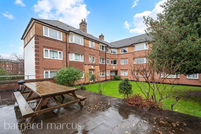 2 Bedroom Apartment For Sale In South Bank, Surbiton, KT6
