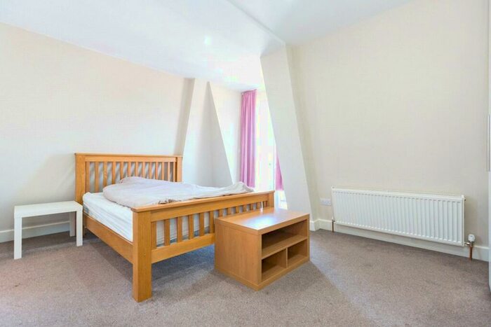 3 Bedroom Apartment To Rent In Camden Road, Holloway, London, N7