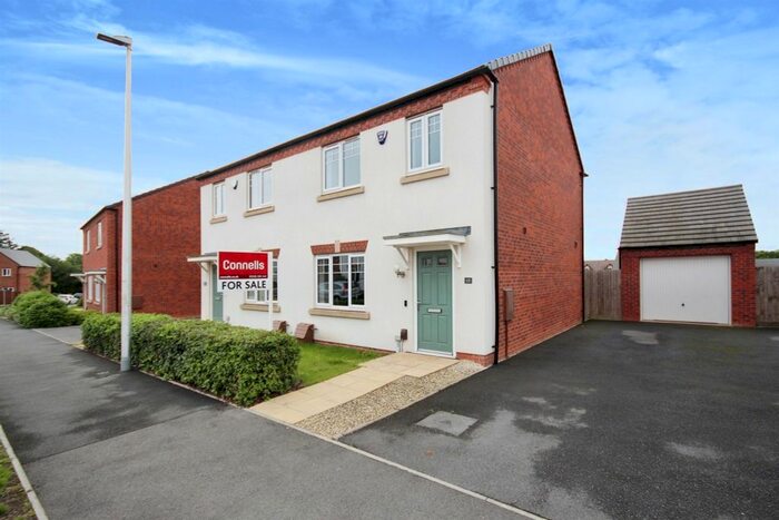 3 Bedroom Semi Detached House For Sale In Hopkins Road, Warwick, CV34