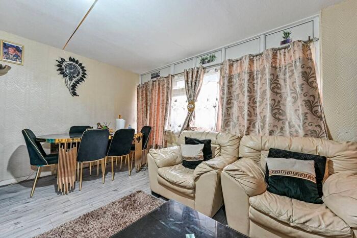 3 Bedroom Flat For Sale In Beaumont Road, Leyton, London, E10