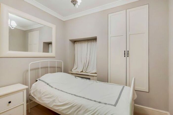 2 Bedroom Flat To Rent In Park Close, Knightsbridge, London, SW1X