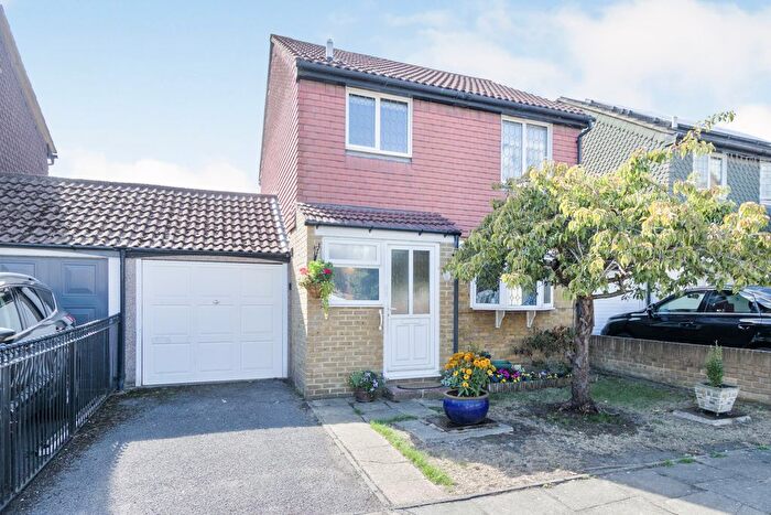 3 Bedroom Link Detached House For Sale In Campion Place, London, SE28