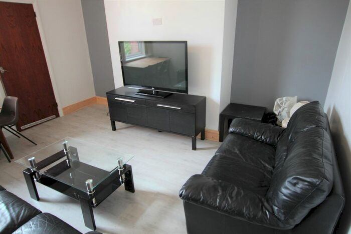 3 Bedroom Flat To Rent In Simonside Terrace, Heaton, Newcastle Upon Tyne, NE6