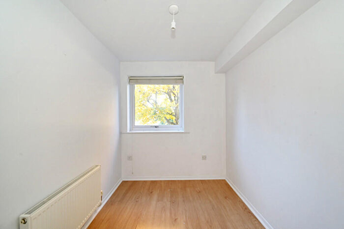 2 Bedroom Apartment To Rent In Regency Court, Park Close, E9