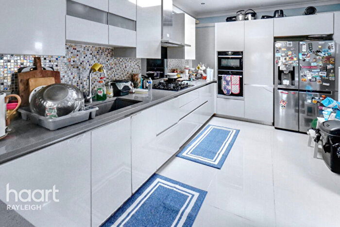 3 Bedroom Detached House For Sale In Castle Drive, Rayleigh, SS6