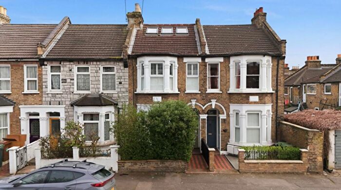 2 Bedroom Flat For Sale In Albert Road, Leyton, E10