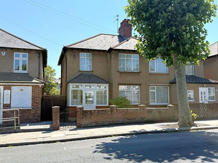 3 Bedroom Semi-Detached House For Sale In Longmore Avenue, East Barnet, EN4