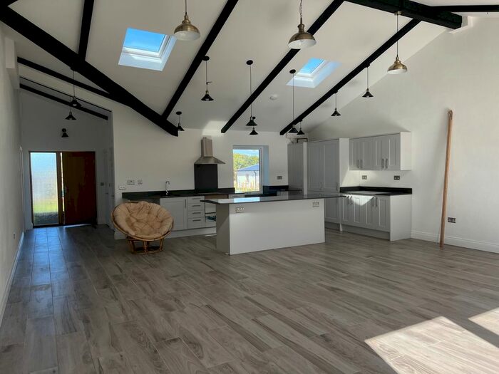 3 Bedroom Bungalow To Rent In Hounds Grove, Noak Hill, Essex, RM4