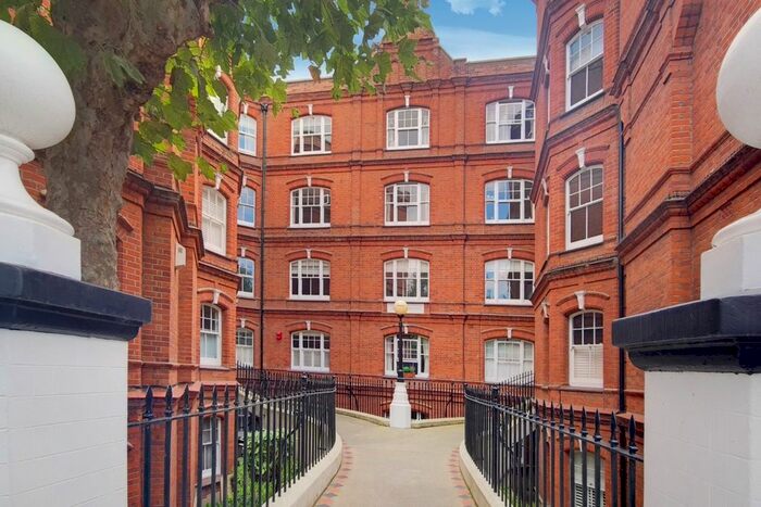 3 Bedroom Flat To Rent In Queen's Club Gardens, London, Greater London, W14