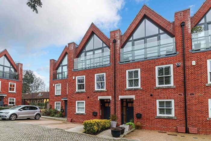 4 Bedroom Town House For Sale In Oak Tree Gardens, St. Albans, Hertfordshire, AL1
