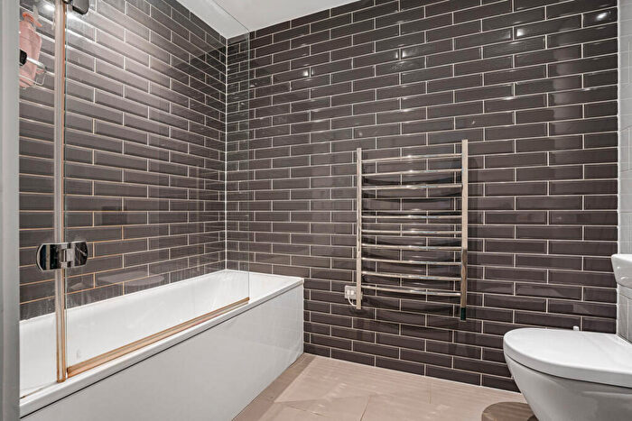 2 Bedroom Apartment For Sale In Chatham Place, London, E9 - Photo 10