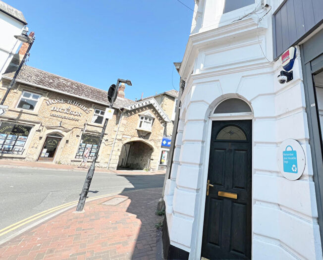 2 Bedroom Apartment To Rent In Pier Street, Ventnor, PO38
