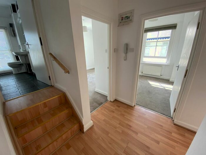 2 Bedroom Flat To Rent In Lansdowne Square, Northfleet, Gravesend, DA11