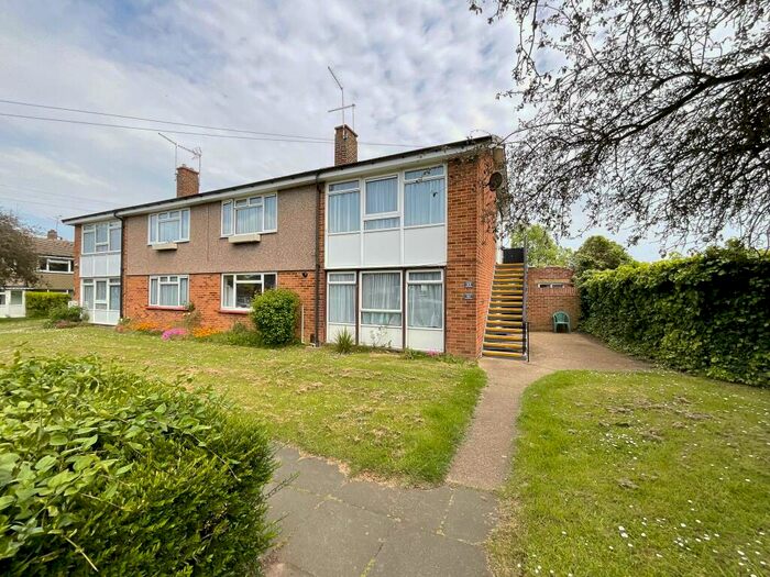 2 Bedroom Flat For Sale In Treecot Drive, Leigh-on-Sea, SS9