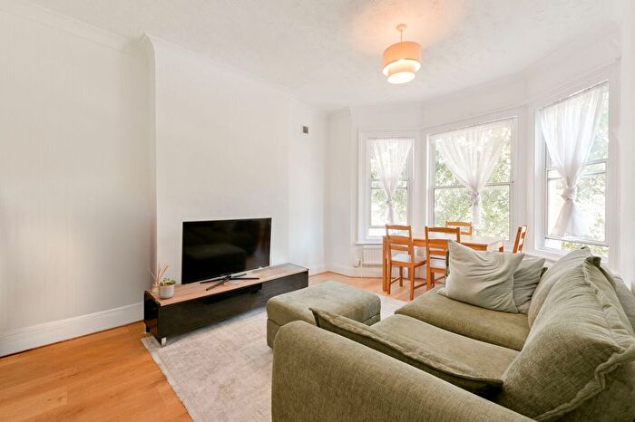 2 Bedroom Maisonette For Sale In Seward Road, London, Northfields, London, W7
